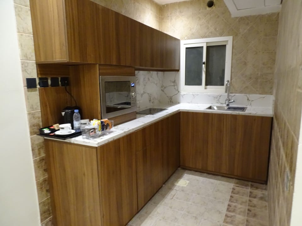 Full-size fridge, microwave, stovetop, cookware/dishes/utensils