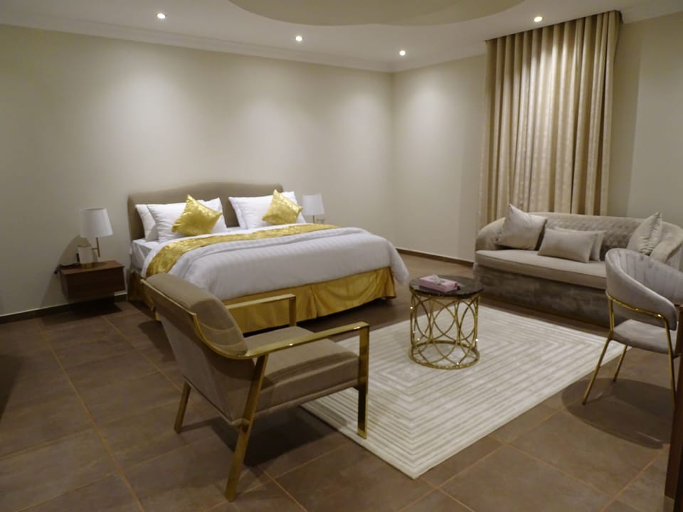 Down comforters, in-room safe, soundproofing, free cribs/infant beds