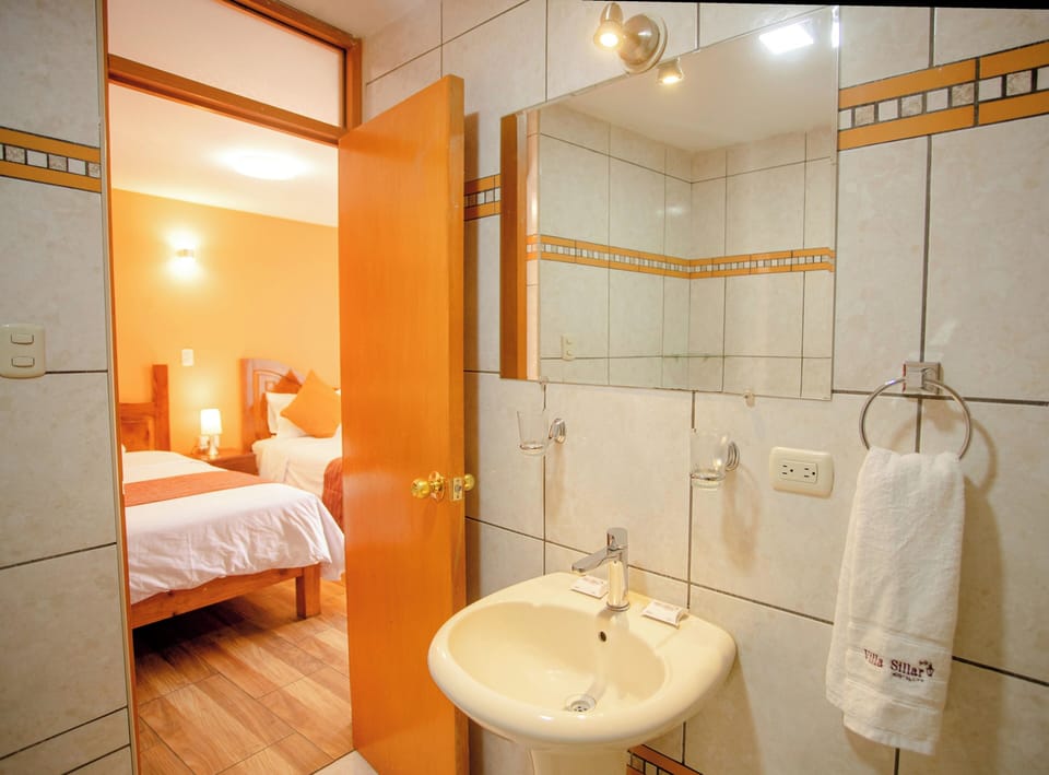 Habitacion Familiar para 4 | Bathroom | Shower, rainfall showerhead, free toiletries, hair dryer