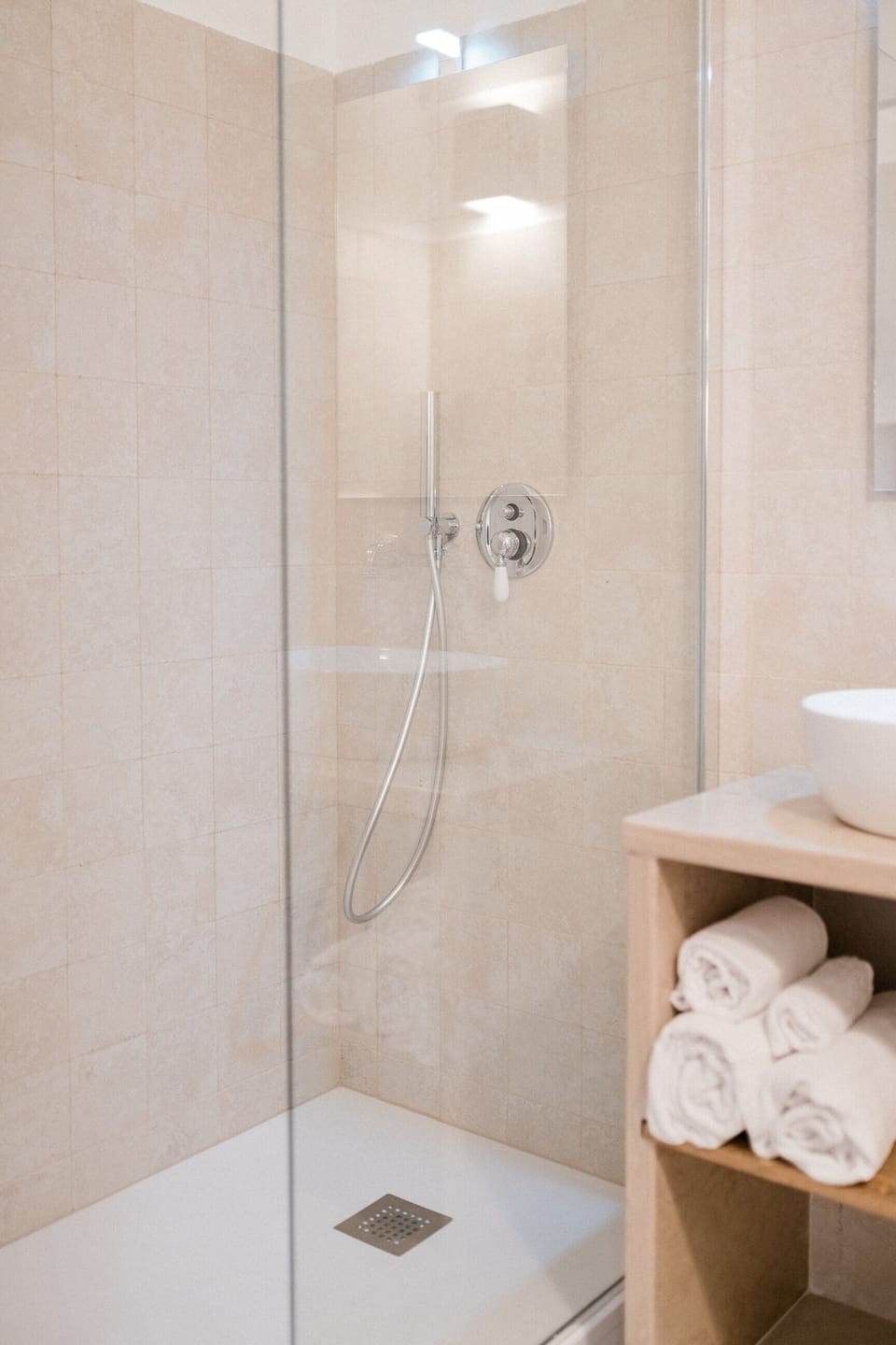 Standard Room | Bathroom | Shower, hair dryer, bidet, towels