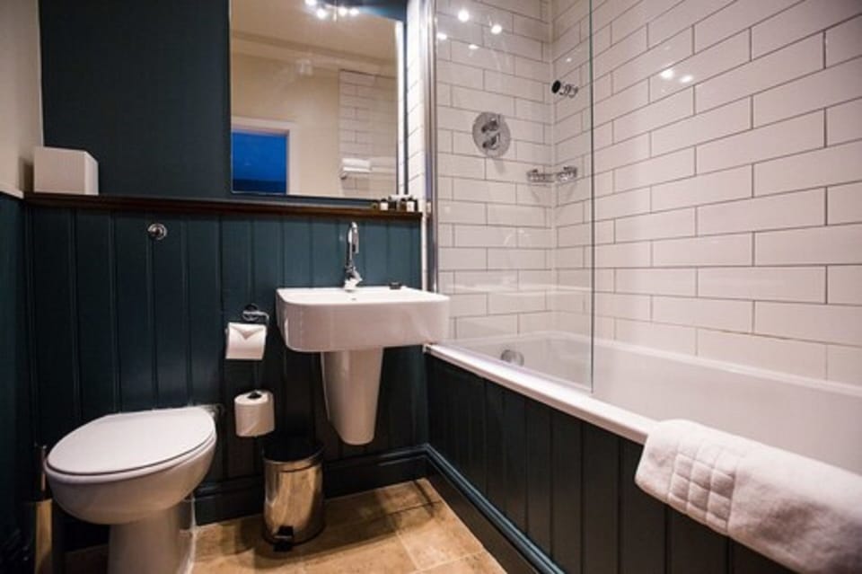 Superior Room, 1 Double Bed | Bathroom | Separate tub and shower, deep soaking tub, free toiletries, hair dryer