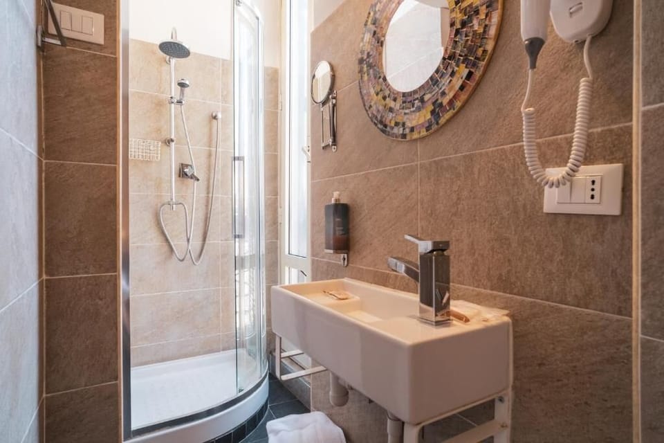 Deluxe Double Room | Bathroom | Rainfall showerhead, hair dryer, bidet, towels