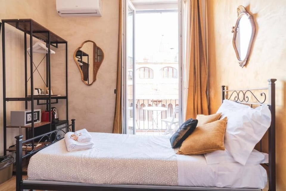 Single Room | Egyptian cotton sheets, premium bedding, down comforters, in-room safe