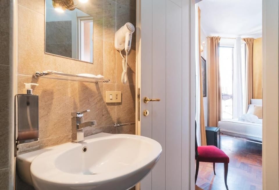 Deluxe Double Room | Bathroom | Rainfall showerhead, hair dryer, bidet, towels