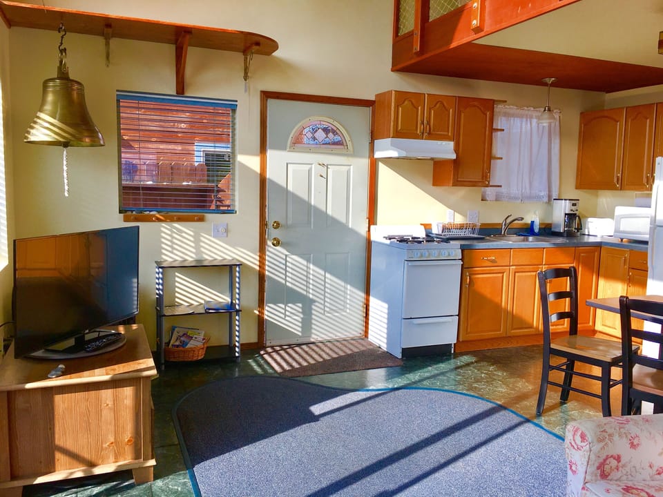 Kachemak Cottage (2 Bedrooms plus Loft, 1 Queen, 3 Doubles) | Private kitchenette