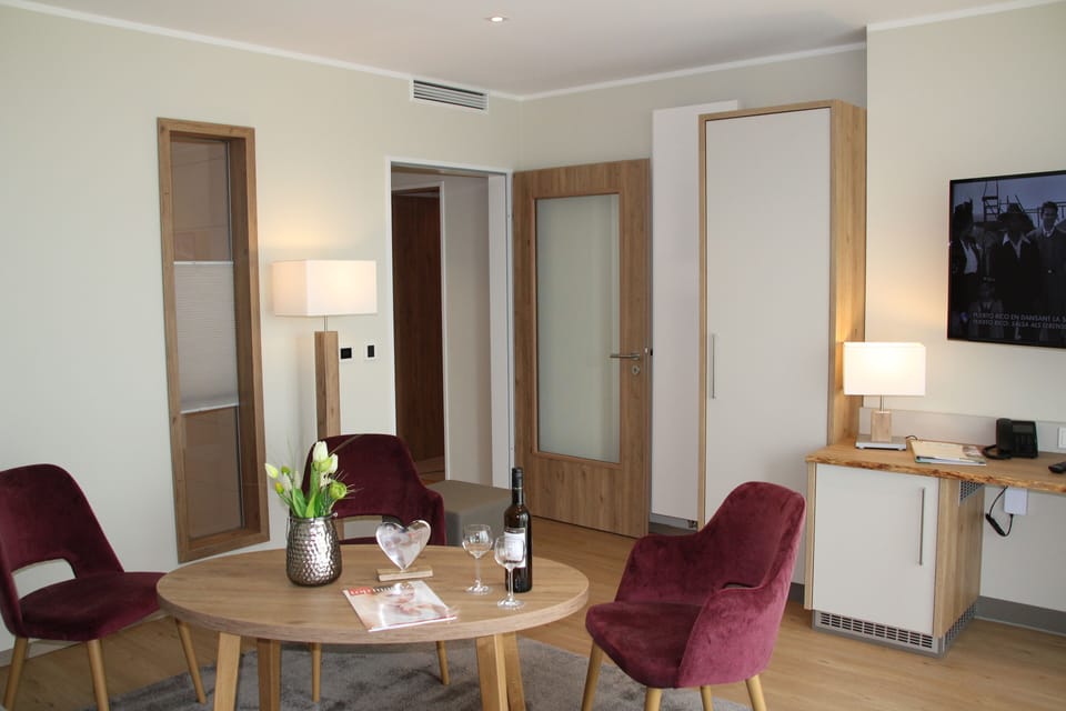 Classic Suite | Living area | 55-inch flat-screen TV with satellite channels, TV, first-run movies