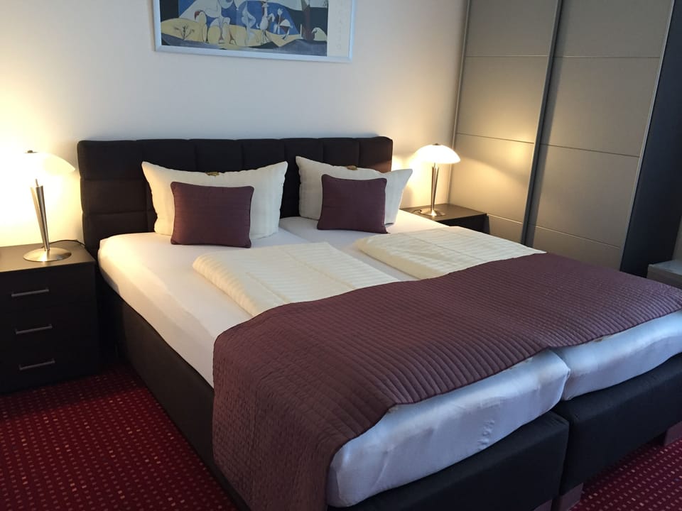 Premium bedding, minibar, desk, iron/ironing board