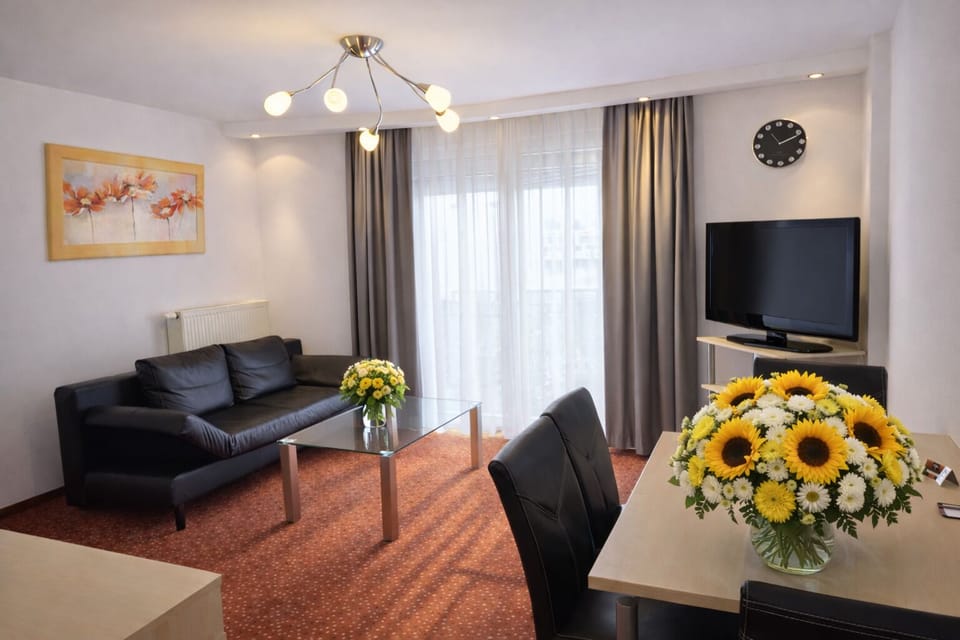Comfort Apartment | Hypo-allergenic bedding, minibar, in-room safe, desk
