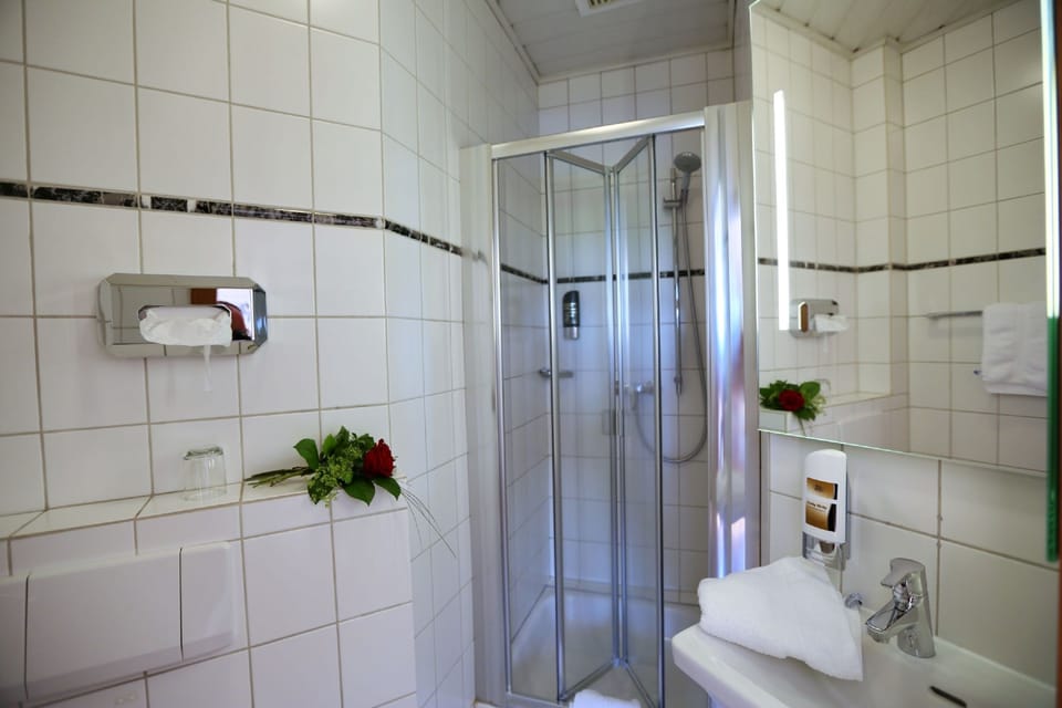 Comfort Single Room, 1 Bedroom | Bathroom | Shower, hair dryer, towels, soap