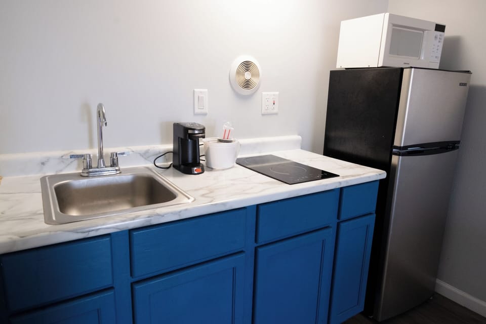 2 Queen Beds w/ Kitchenette Non-Smoking | Private kitchen | Mini-fridge, microwave, coffee/tea maker, eco-friendly cleaning products