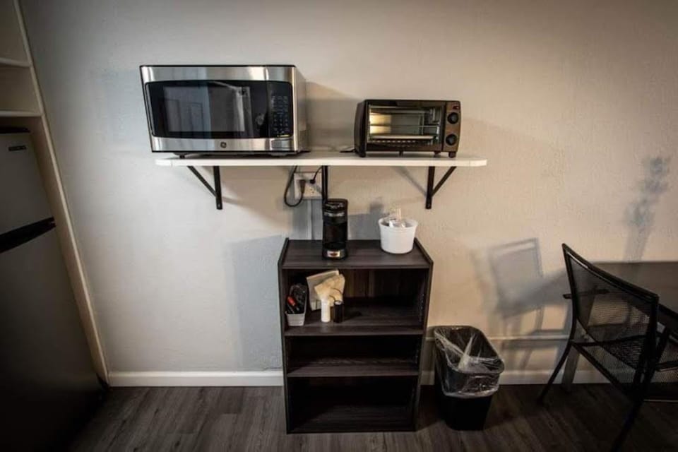 2 Queen Beds w/ Kitchenette Non-Smoking | Microwave