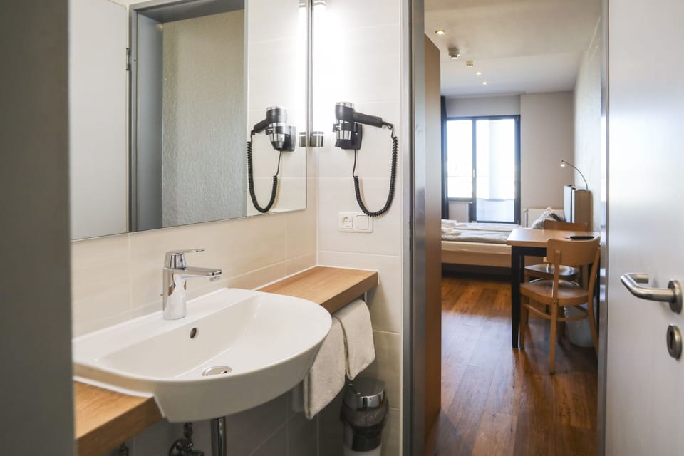 Standard Double Room, Non Smoking, Air conditioning | Bathroom | Shower, towels, soap, shampoo