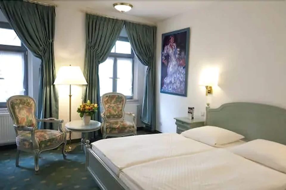 Hypo-allergenic bedding, in-room safe, individually decorated, desk