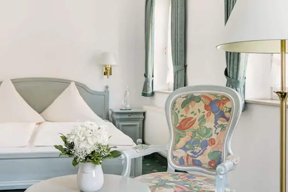 Hypo-allergenic bedding, in-room safe, individually decorated, desk