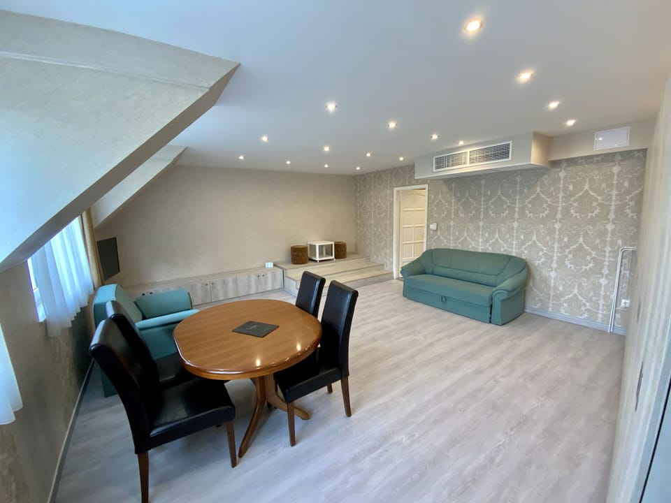 Standard Suite | Living area | 90-cm flat-screen TV with satellite channels, TV
