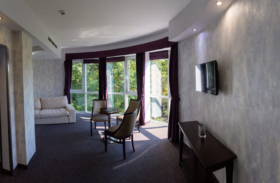 Superior Suite | Living area | 90-cm flat-screen TV with satellite channels, TV