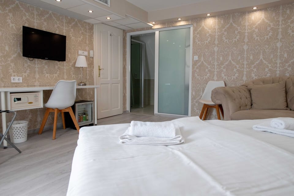 Standard Suite | In-room safe, soundproofing, free WiFi, bed sheets