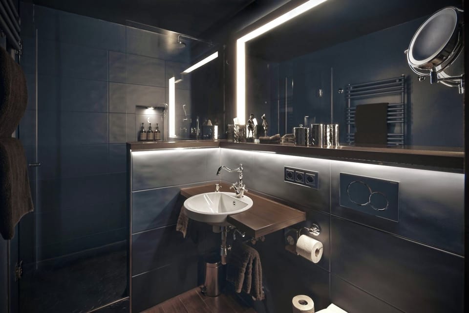 Deluxe 35 | Bathroom | Shower, rainfall showerhead, free toiletries, hair dryer