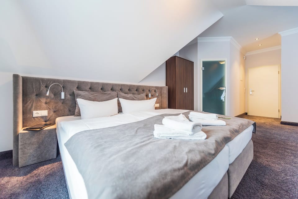 Junior Suite, Balcony | Hypo-allergenic bedding, minibar, in-room safe, soundproofing