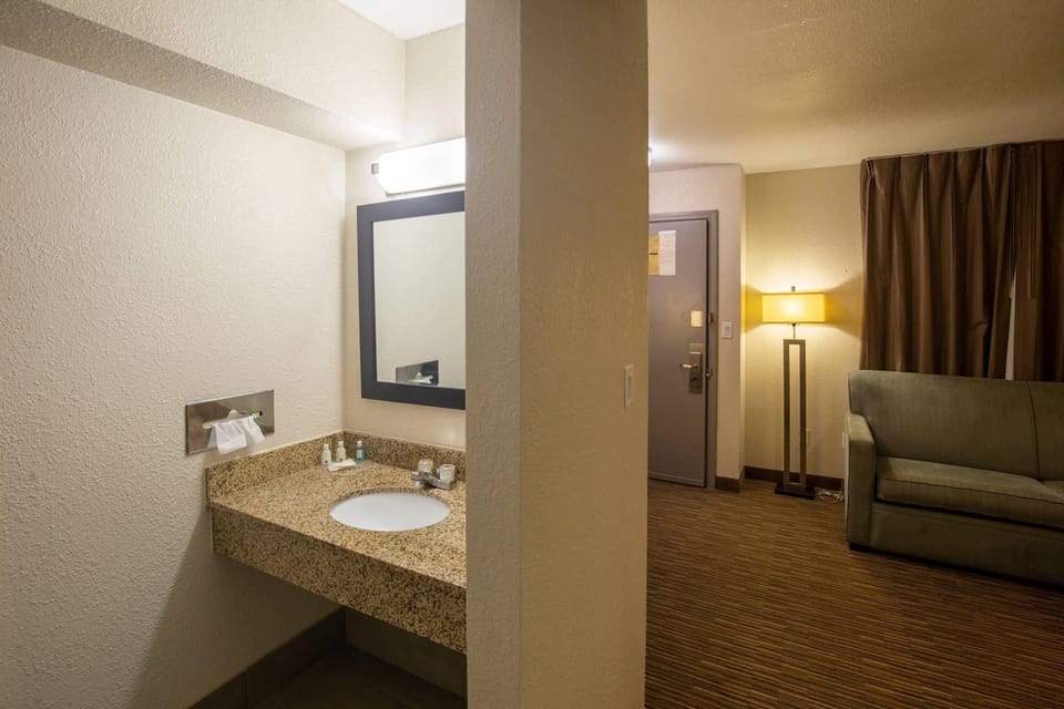 Room, 1 King Bed, Non Smoking (Efficiency, Upgrade) | Desk, iron/ironing board, rollaway beds, free WiFi