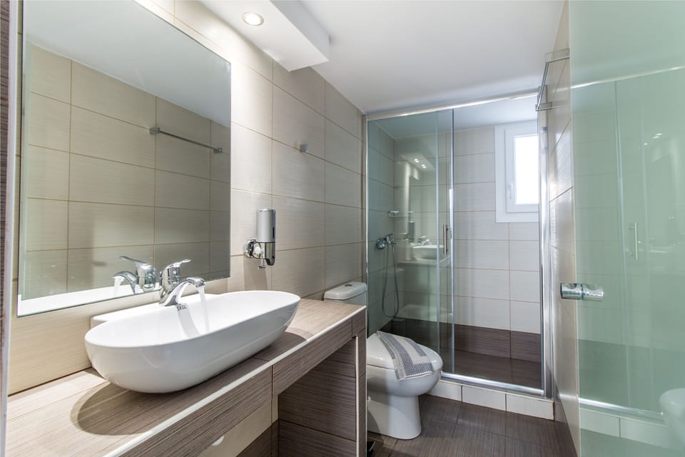 Apartment, 2 Bedrooms, Hot Tub (for 6) | Bathroom | Towels