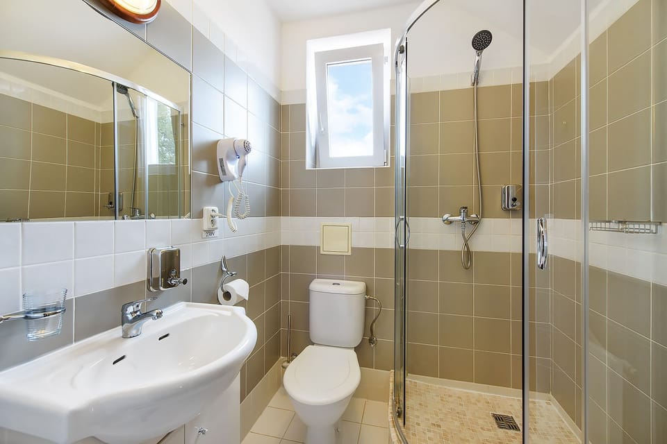 Shower, hydromassage showerhead, free toiletries, hair dryer