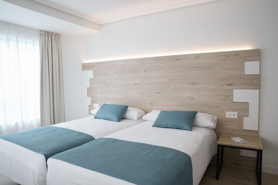 Twin Room | Minibar, in-room safe, individually decorated, individually furnished
