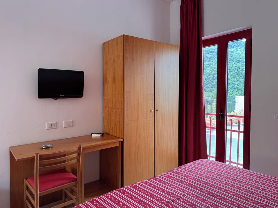 Family Room | Desk, soundproofing, rollaway beds, free WiFi