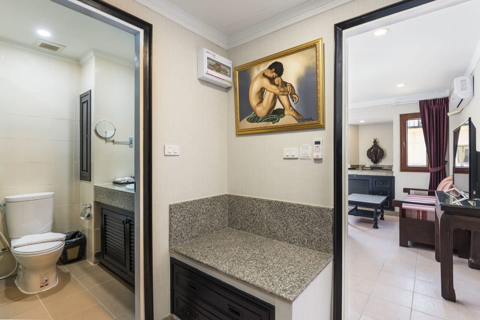 Deluxe Double Room, 1 King Bed | Minibar, in-room safe, desk, iron/ironing board