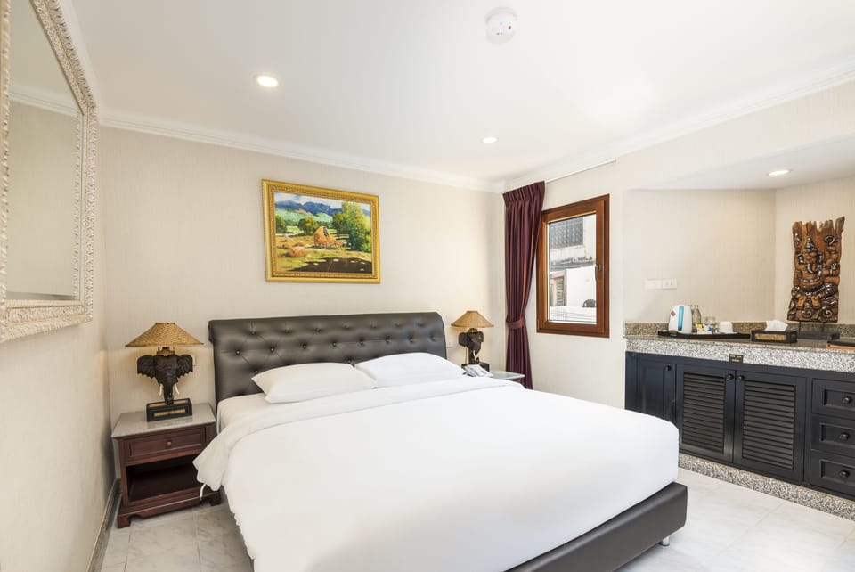 Superior Double Room, 1 King Bed | Minibar, in-room safe, desk, iron/ironing board
