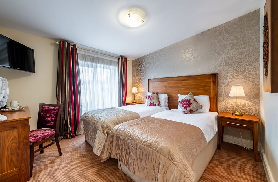 Deluxe Twin Room, 2 Twin Beds | Individually decorated, individually furnished, desk, blackout drapes
