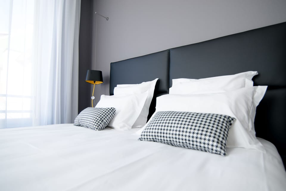 Premium bedding, desk, blackout drapes, soundproofing