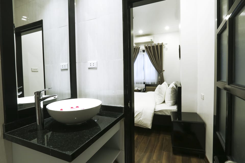 Deluxe Double Room (with Internal Window) | Bathroom | Shower, free toiletries, hair dryer, slippers