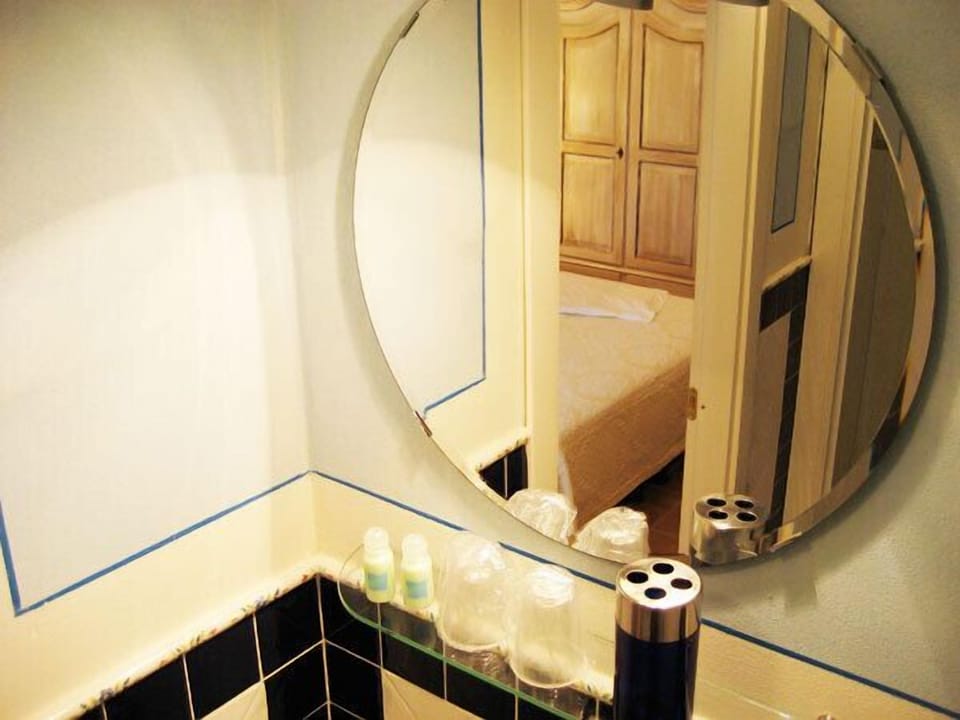Family Room | Bathroom | Shower, free toiletries, hair dryer, towels