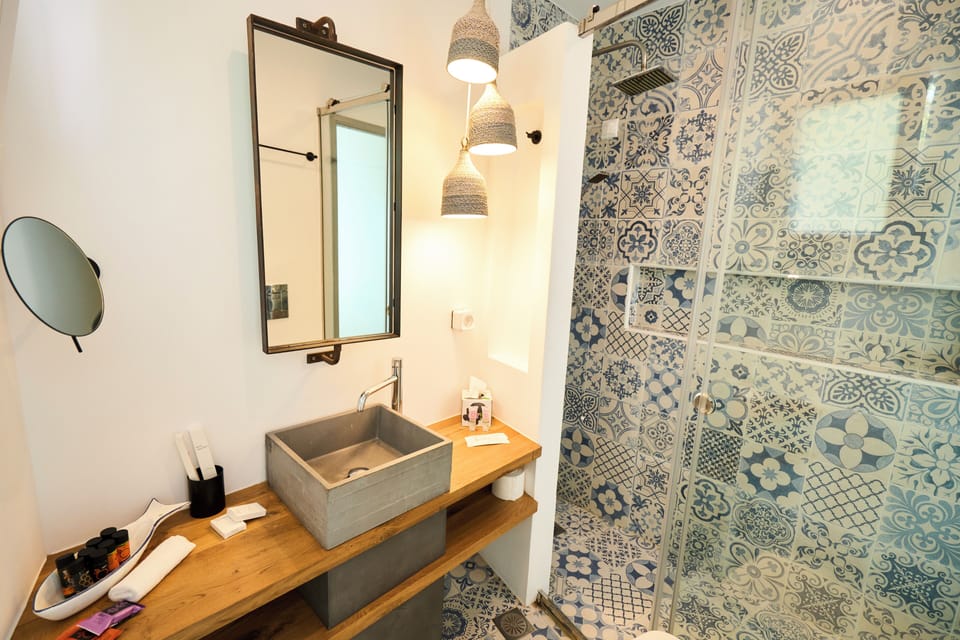 Comfort Room | Bathroom | Shower, rainfall showerhead, free toiletries, hair dryer