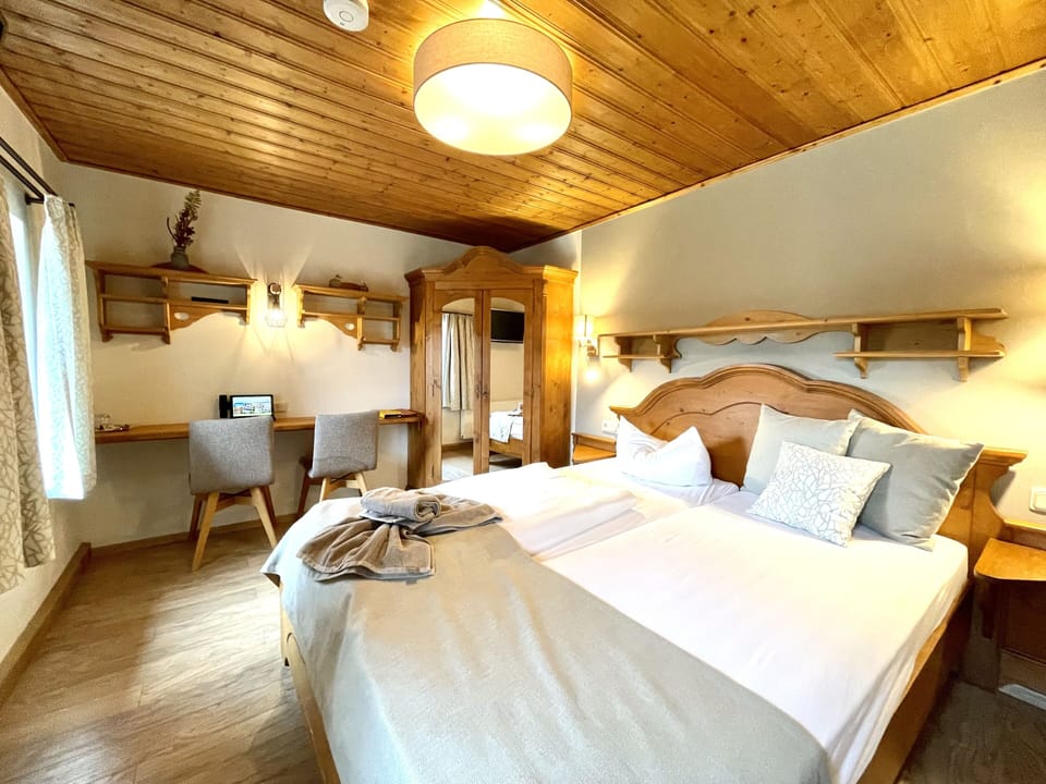 Single Room | Premium bedding, blackout drapes, WiFi (free), individually decorated