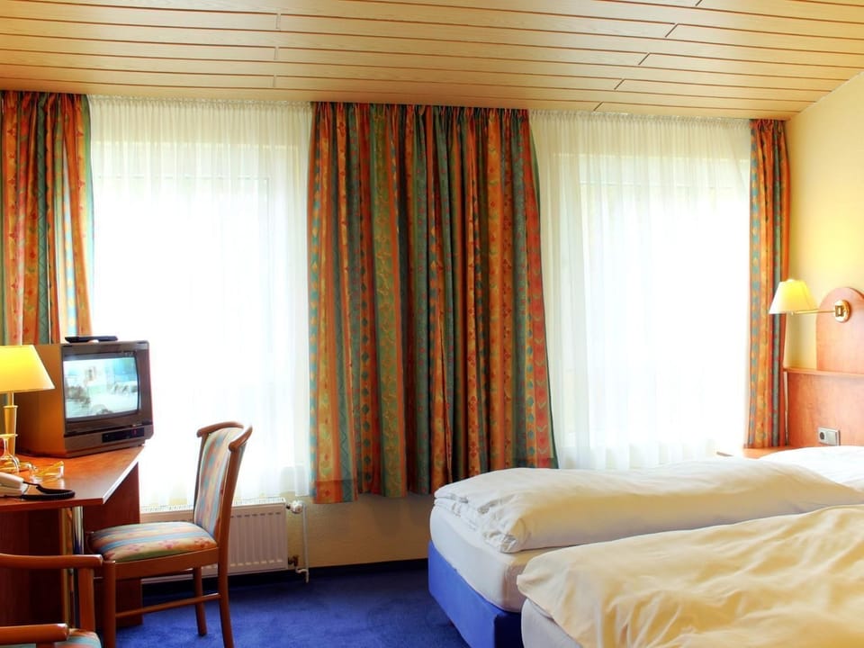 Triple Room | Desk, cribs/infant beds, rollaway beds, free WiFi