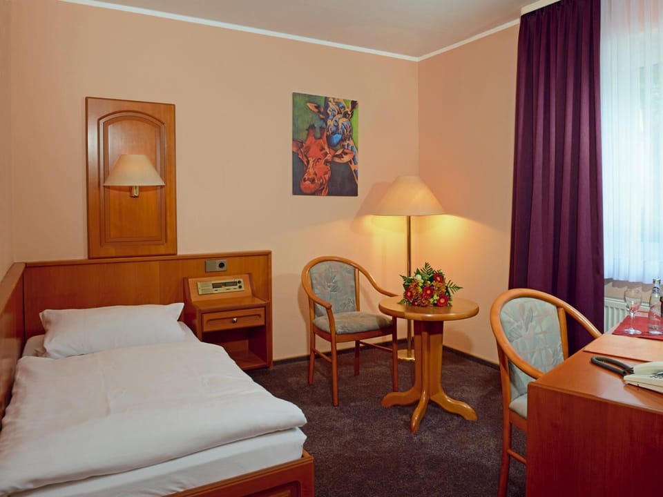 Superior Single Room | Desk, cribs/infant beds, rollaway beds, free WiFi