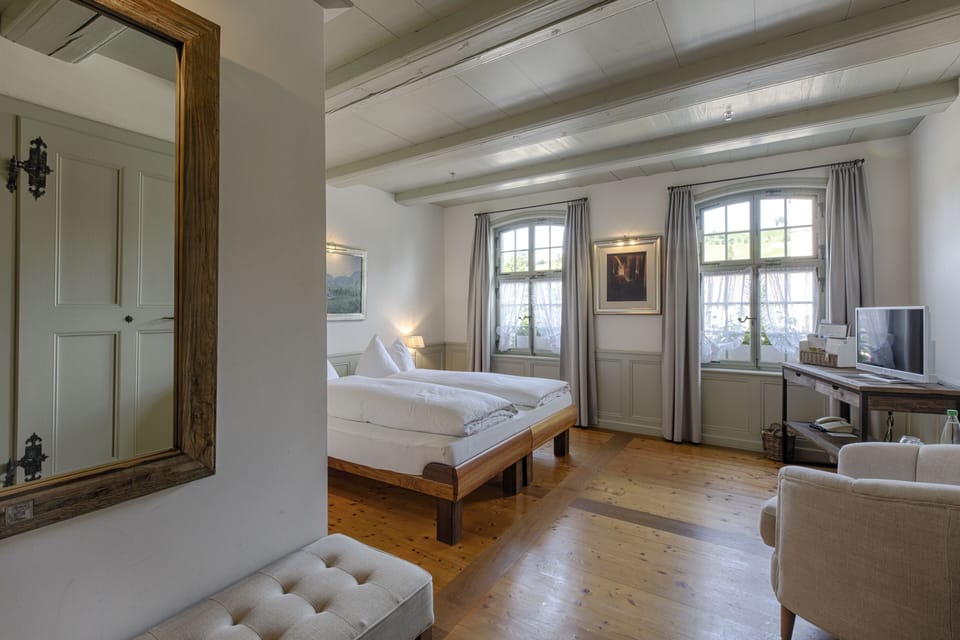 Classic Room | Down comforters, in-room safe, WiFi (free), bed sheets