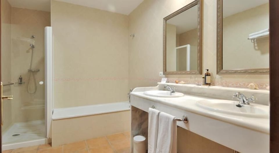 Superior Room | Bathroom | Separate tub and shower, hair dryer, towels