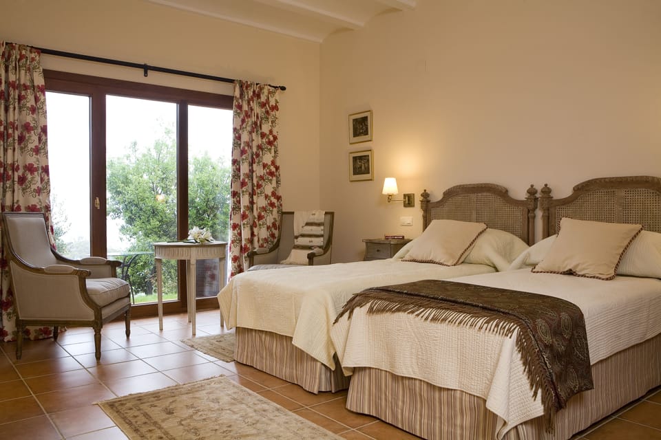 Premium bedding, desk, soundproofing, free cribs/infant beds