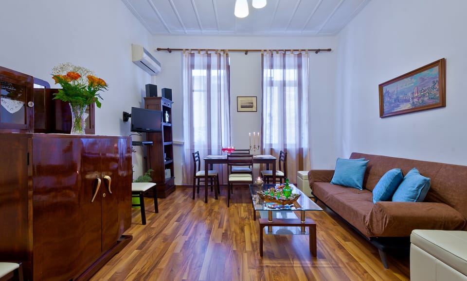 Family House | 2 bedrooms, in-room safe, laptop workspace, blackout drapes