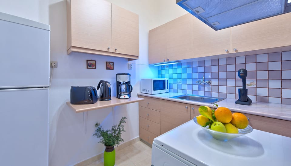 Family House | Private kitchen | Full-size fridge, microwave, oven, stovetop