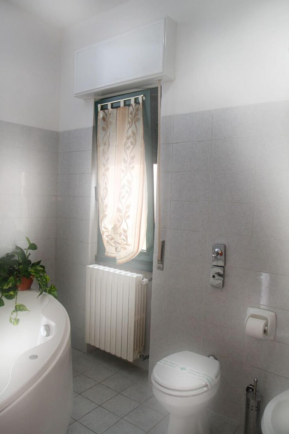 Jetted tub, free toiletries, hair dryer, towels
