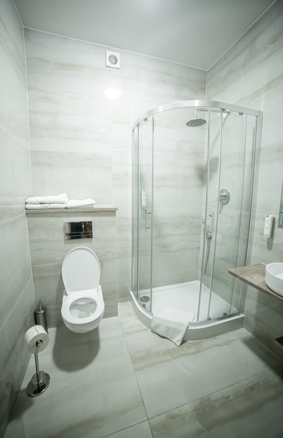 Comfort Double or Twin Room | Bathroom | Shower, rainfall showerhead, free toiletries, hair dryer