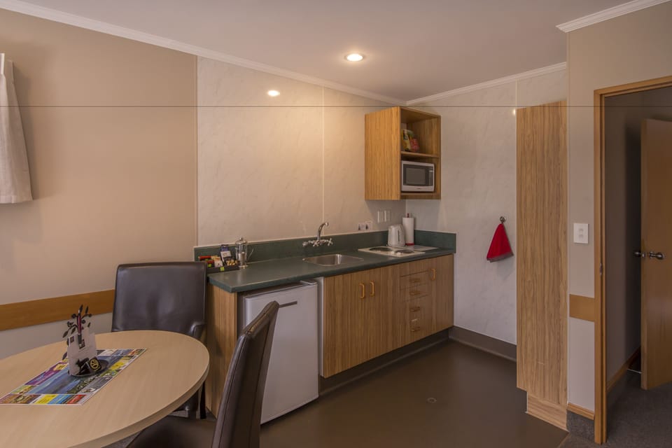 Apartment, 1 Bedroom | Private kitchenette | Fridge, microwave, electric kettle, toaster