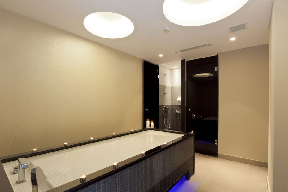 Couples treatment rooms, sauna, hot tub, Turkish bath, body treatments