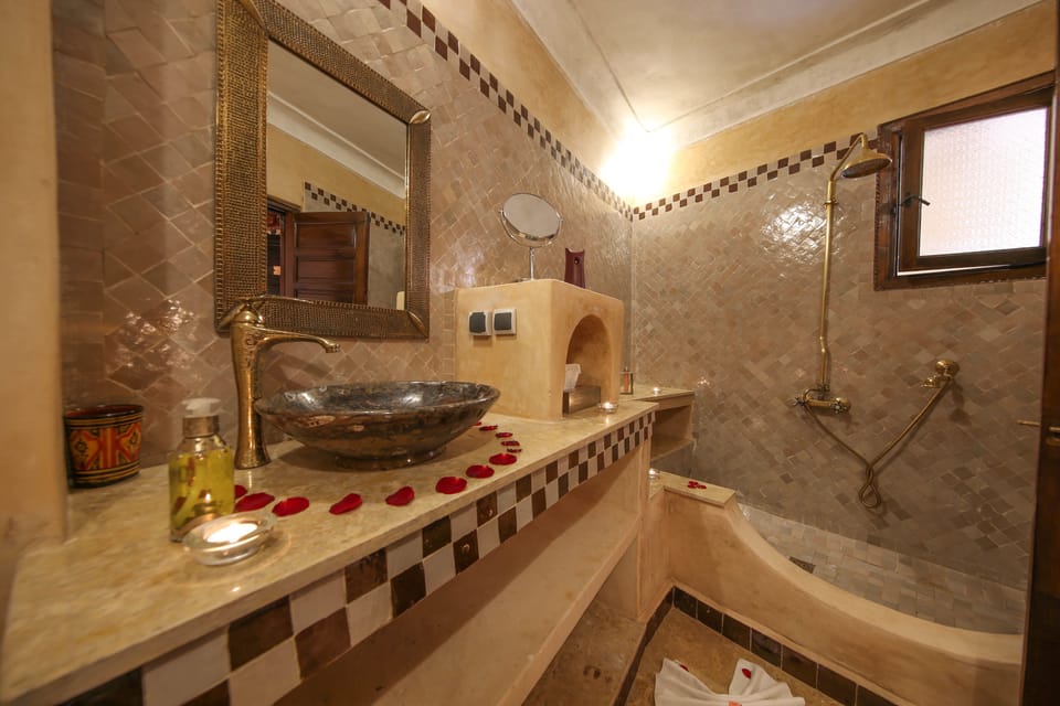 Superior Double or Twin Room, Ensuite, Courtyard Area | Bathroom | Shower, free toiletries, hair dryer, bathrobes