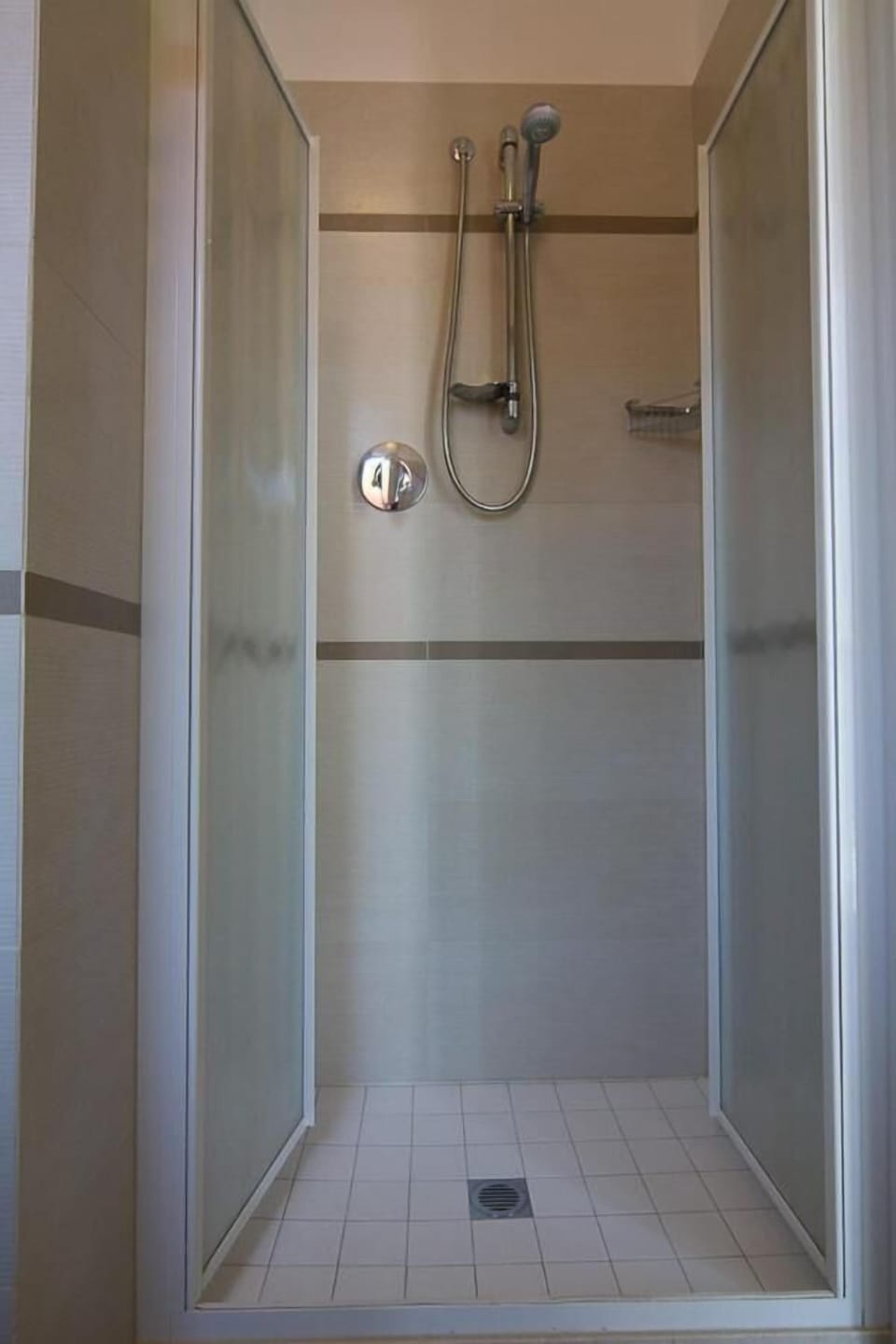 Shower, free toiletries, hair dryer, bidet