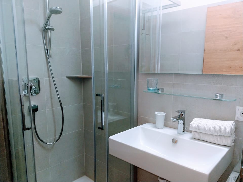 Double Room | Bathroom | Shower, towels